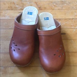 Sven Leaf Punch Clogs